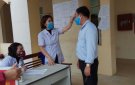 TT Lam Sơn thực hiện đeo khẩu trang, rửa tay sát khuẩn, kiểm tra thân niệt trước khi vào Công sở làm việc