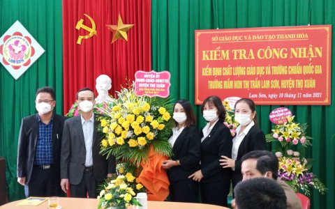 Các đồng chí lãnh đạo huyện Thọ Xuân và thị trấn Lam Sơn thăm và tặng hoa các trường nhân kỷ niệm ngày nhà giáo Việt Nam 20/11