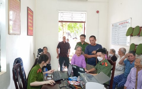 Công an thị trấn Lam Sơn tổ chức làm CCCD gắn chíp điện tử cho công dân