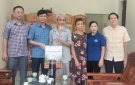 Đồng chí Trưởng Ban Tổ chức Huyện uỷ Thọ Xuân đã đến thăm, tặng quà một số gia đình chính sách trên địa bàn thị trấn Lam Sơn.