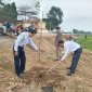 Cán bộ UBND thi trấn Lam Sơn thực hiện Tết trồng cây